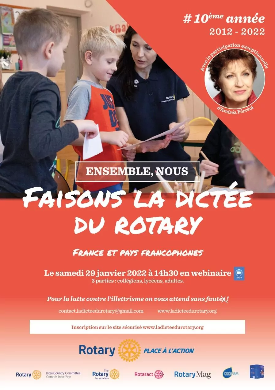 Une femme dirige trois enfants dans une activité de classe autour d'une table. L'affiche fait la promotion de la dictée du Rotary, manifestation de lutte contre l'illettrisme prévue le 29 janvier 2022. Les détails de la manifestation et les logos du Rotary figurent en bas de l'affiche. - Rotary Club Paris Agora
