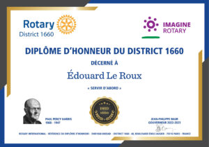 Un certificat du Rotary International District 1660 décerne à Édouard Le Roux un Diplôme d'Honneur du District 1660. Il comporte l'histoire du club, les logos du Rotary et d'Imagine Rotary, le portrait de Paul Percy Harris et les signatures au bas du certificat. - Rotary Club Paris Agora