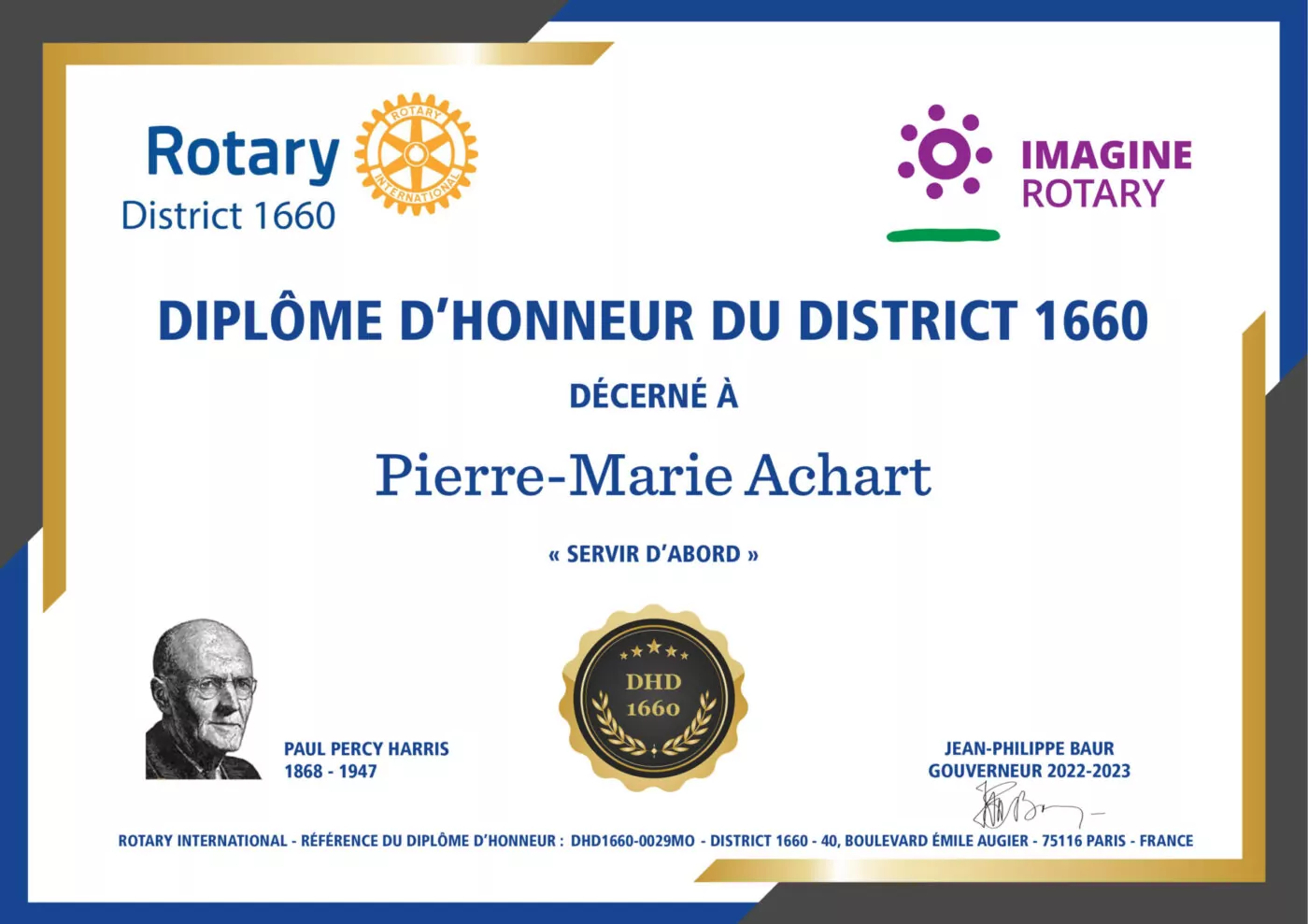 Un certificat du district 1660 intitulé "DIPLOME D'HONNEUR DU DISTRICT 1660", remis à Pierre-Marie Achart, célèbre l'histoire du club. Il comporte les logos du Rotary et de "Imagine Rotary", ainsi qu'une photo de Paul Percy Harris. - Rotary Club Paris Agora