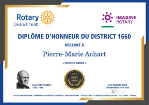 Un certificat du district 1660 intitulé "DIPLOME D'HONNEUR DU DISTRICT 1660", remis à Pierre-Marie Achart, célèbre l'histoire du club. Il comporte les logos du Rotary et de "Imagine Rotary", ainsi qu'une photo de Paul Percy Harris. - Rotary Club Paris Agora