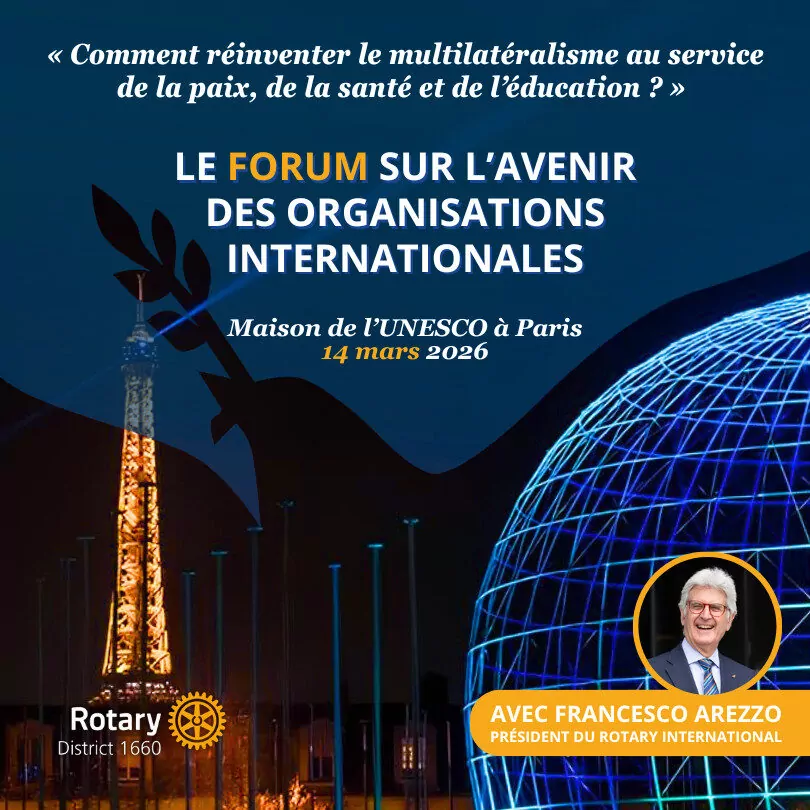 Affiche promotionnelle pour un forum sur l'avenir des organisations internationales, montrant la Tour Eiffel de nuit et les détails de l'événement en français, y compris la date, le lieu et une photo de Francesco Arezzo. - Rotary Club Paris Agora