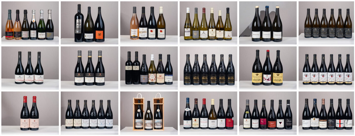 Grille représentant 20 groupes de bouteilles de vin, comme on en trouve dans les ventes de vins. Chaque groupe se compose de trois à cinq bouteilles côte à côte, avec des étiquettes de différents modèles et couleurs sur un fond uni. - Rotary Club Paris Agora