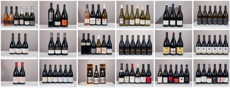 Grille représentant 20 groupes de bouteilles de vin, comme on en trouve dans les ventes de vins. Chaque groupe se compose de trois à cinq bouteilles côte à côte, avec des étiquettes de différents modèles et couleurs sur un fond uni. - Rotary Club Paris Agora