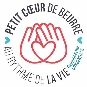Logo avec deux mains à contour rouge formant un cœur au milieu. Le texte qui l'entoure est le suivant : "PETIT CŒUR DE BEURRE AU RYTHME DE LA VIE CARDIOPATHIE CONGÉNITALE". Deux petits cœurs bleus et une touche d'esprit de Noël de chaque côté. - Rotary Club Paris Agora