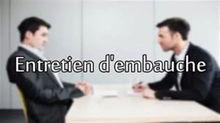 Deux hommes en tenue de travail sont assis l'un en face de l'autre à une table dans un bureau, avec le texte français "Entretien d'embauche" en surimpression, suggérant une simulation d'entretiens ou un véritable scénario d'entretien d'embauche. - Rotary Club Paris Agora
