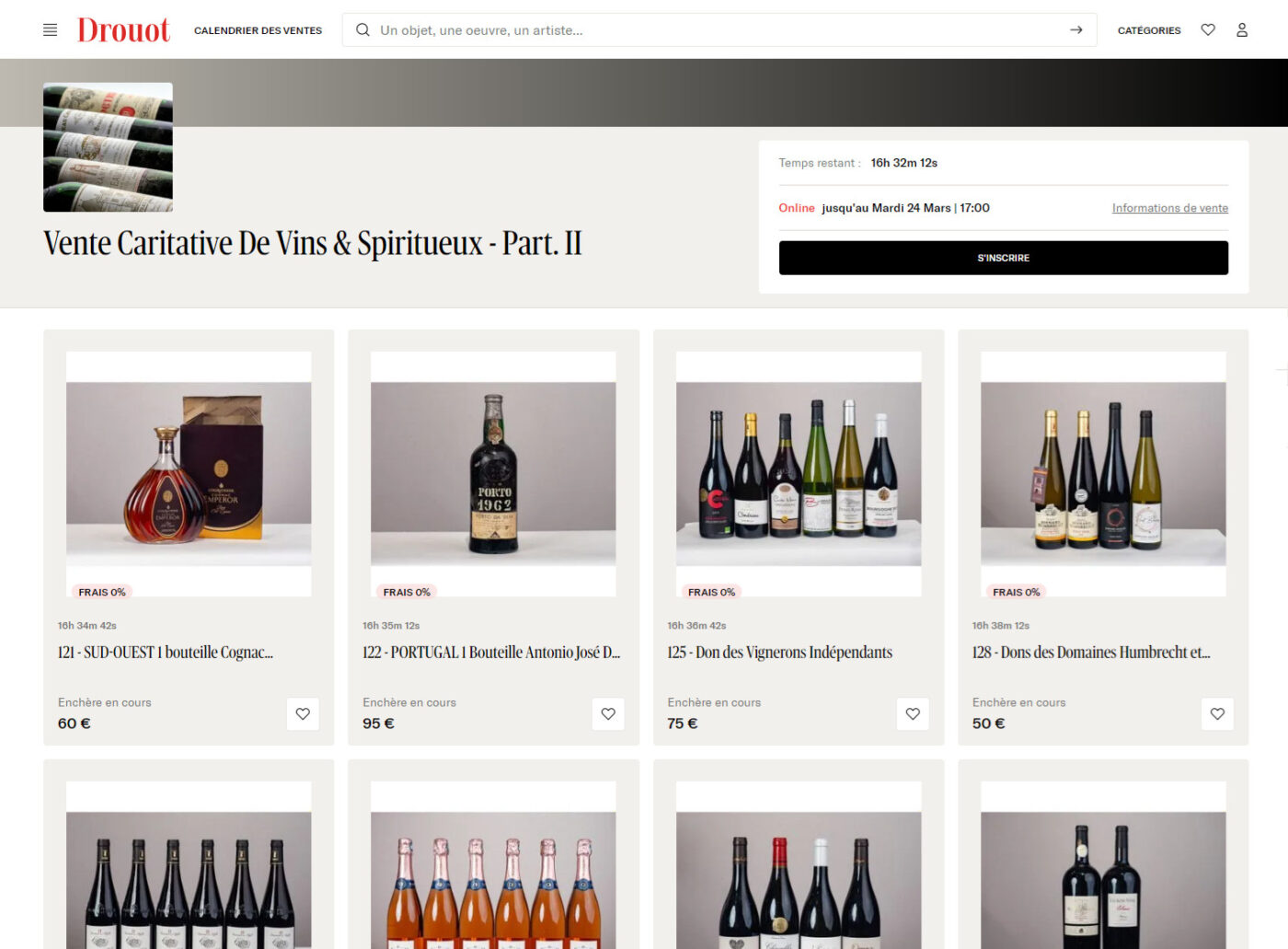 Capture d'écran d'une page de vente aux enchères en ligne de vins et spiritueux, affichant plusieurs lots de vins et spiritueux en bouteille avec des images, des descriptions et les enchères en cours. La barre de navigation et les détails de l'enchère apparaissent en haut. - Rotary Club Paris Agora